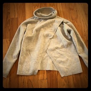 Vineyard Vines women’s sweater - cute back!